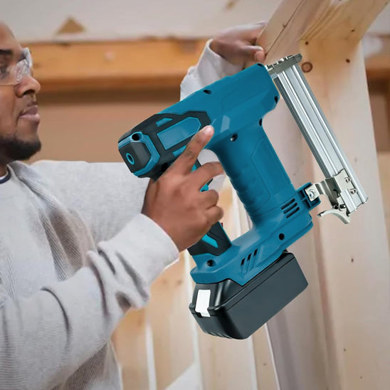 amateur en mains agrafeuse electrique confort sur poutre bois
