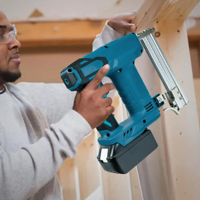 amateur en mains agrafeuse electrique confort sur poutre bois
