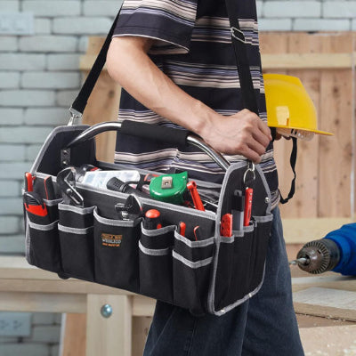 malette outils en bandouliere sur epaule personne avec casque jaune autre cote