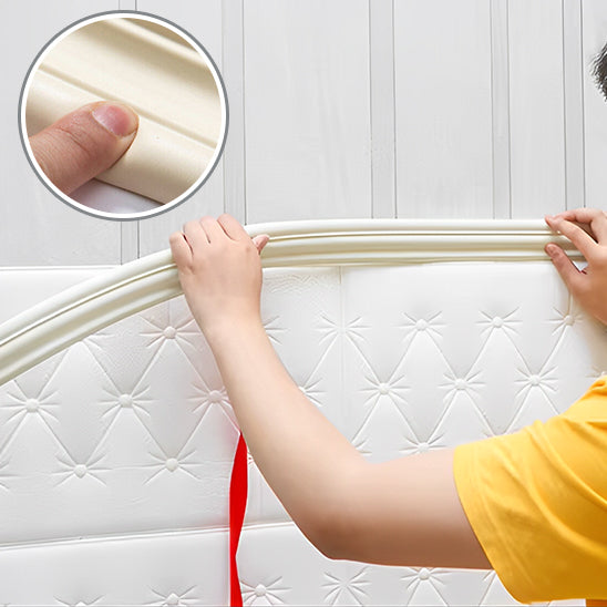 personne appliquant corniche plafond porte sur pant mur