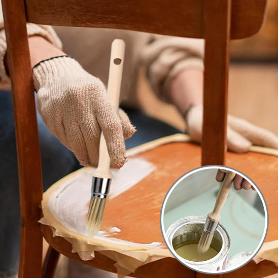 personne avec pinceau rechampir appliquant vernis sur chaise avec reservoir