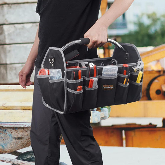 personne portant malette a outils une main