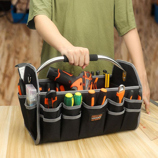 personne posant une main la malette a outils sur table