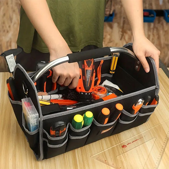 personne prenant persseuse dans malette a outils sur table