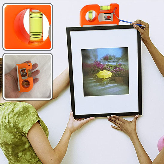 2 personnes utilisent niveau a bulles pour recadrer tableau mur