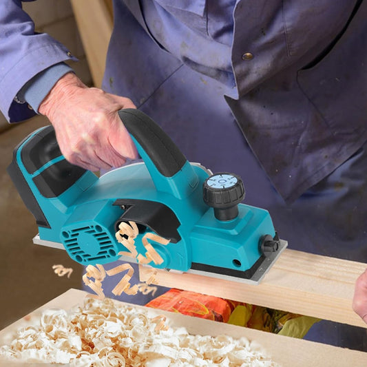 Rabot electrique en action sur planche bois