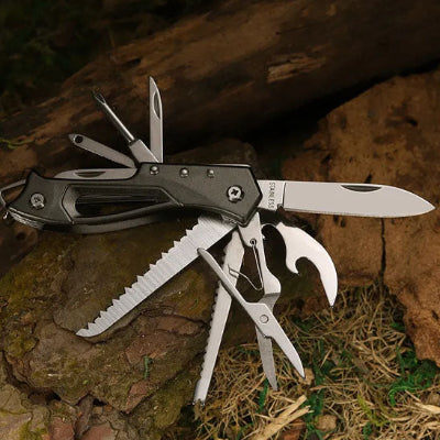 couteau multifonction MFTS poser sur pierre sortis tous ses accessoires
