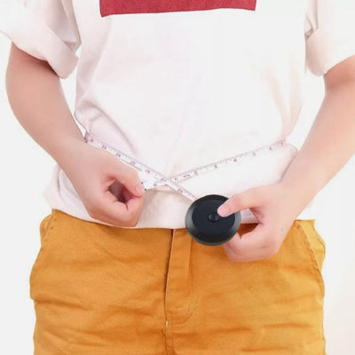 Homme mesure sa taille avec le Mètre ruban Règle tailleur 