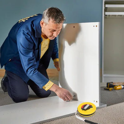Homme travaillant avec Metre ruban Fibre de verre professionnelle