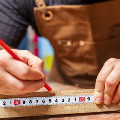 Homme utilise Metre ruban Dos Adhésif
