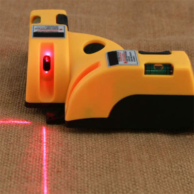 niveau laser revolution AK pose sur moquette mesurant longueur et largeur