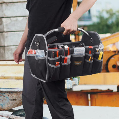 personne portant malette a outils une main