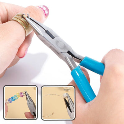 personne utilisant La pince coupante pour accrocher anneau sur bague collier