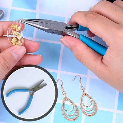 personne utilisant La pince coupante pour fermer boucles oreilles