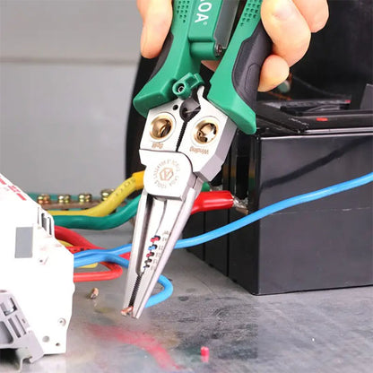 main tenant pince a denuder gado8 fixant une batterie