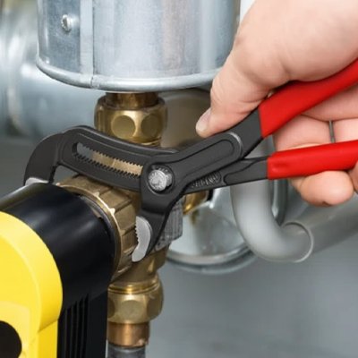 Pince multiprise Prat installant filtre a eau