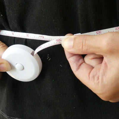 Prise de mensuration tour de taille avec le Mètre ruban Règle tailleur 