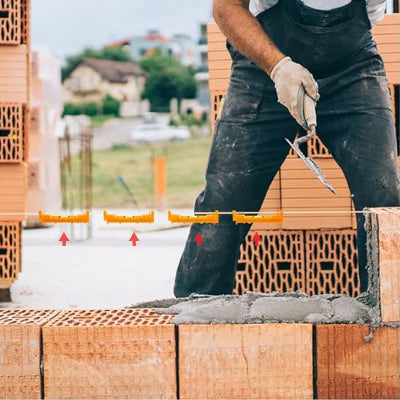 professionnel batiment utilisant niveau a bulles compact pour aligner mur