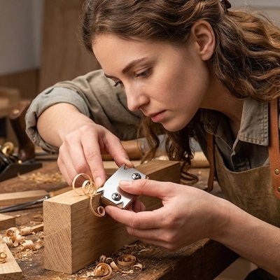 Rabot raboteuse à bois finition utiliser par Sophie travaillant bout bois