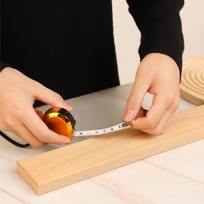 Utilisation de Ruban metre Mini Portable pour mesurer planche